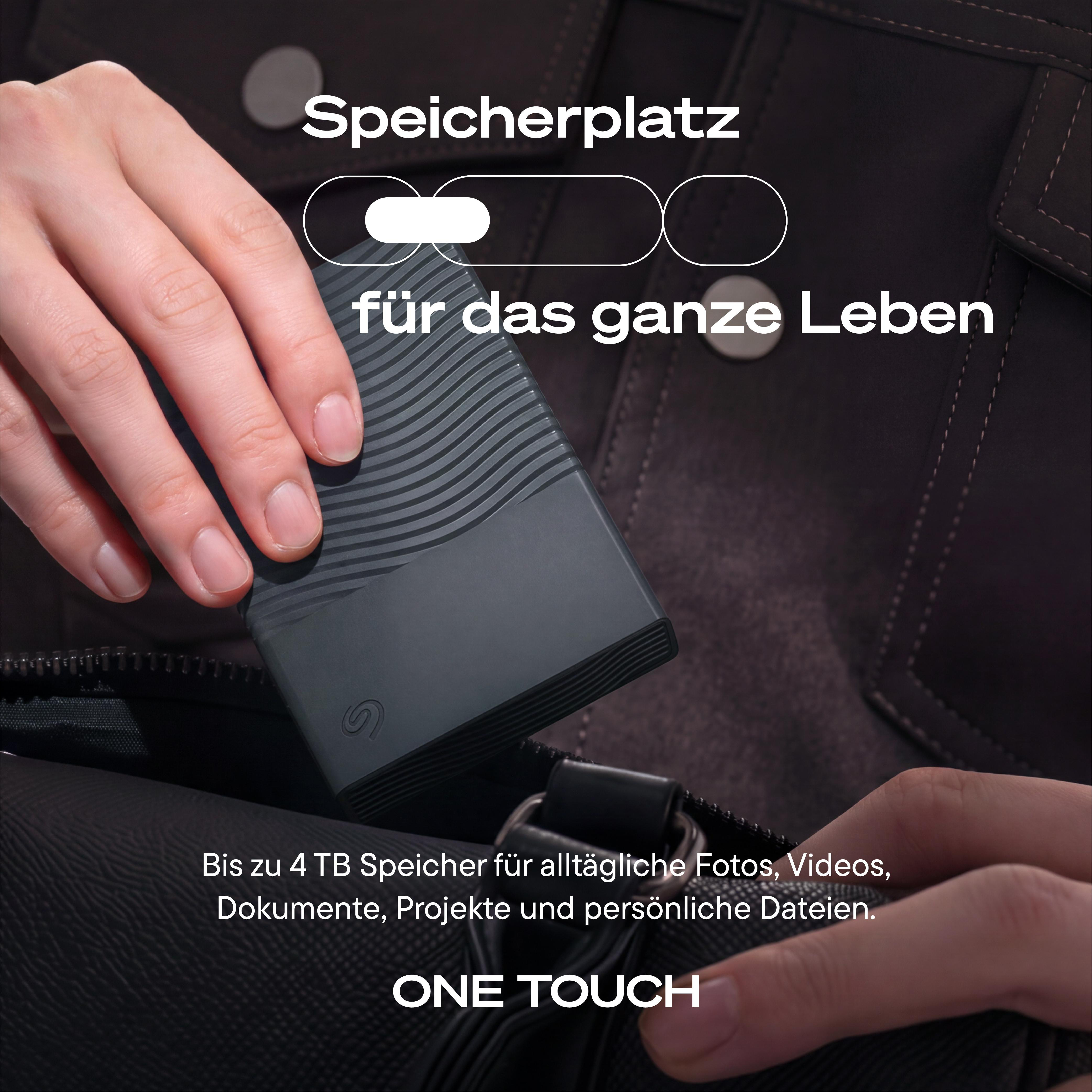 Eine Hand legt eine graue externe Festplatte mit wellenförmigem Design in eine schwarze Tasche.