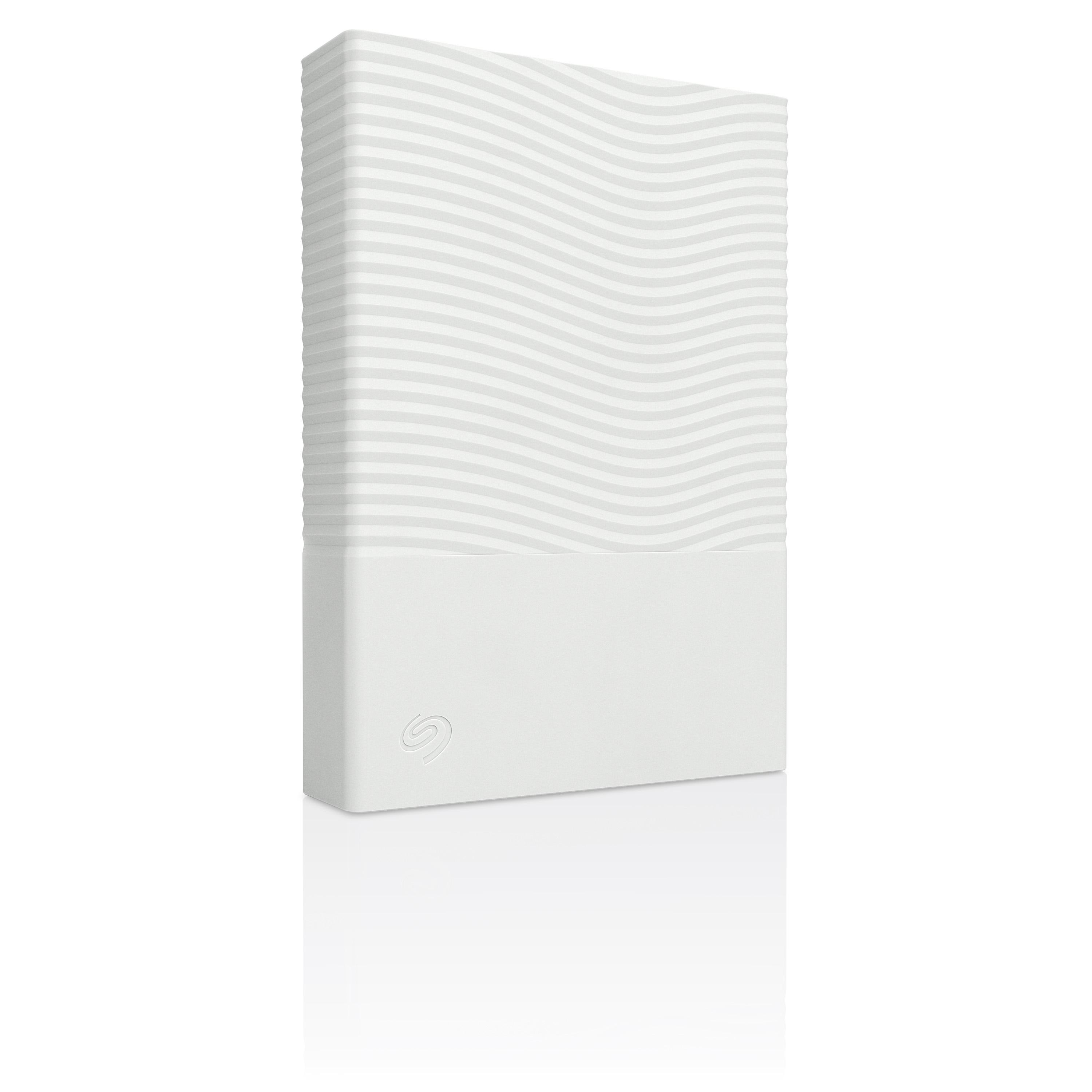 Eine weiße externe Festplatte mit wellenförmiger Textur und dem Seagate-Logo steht auf weißem Grund.