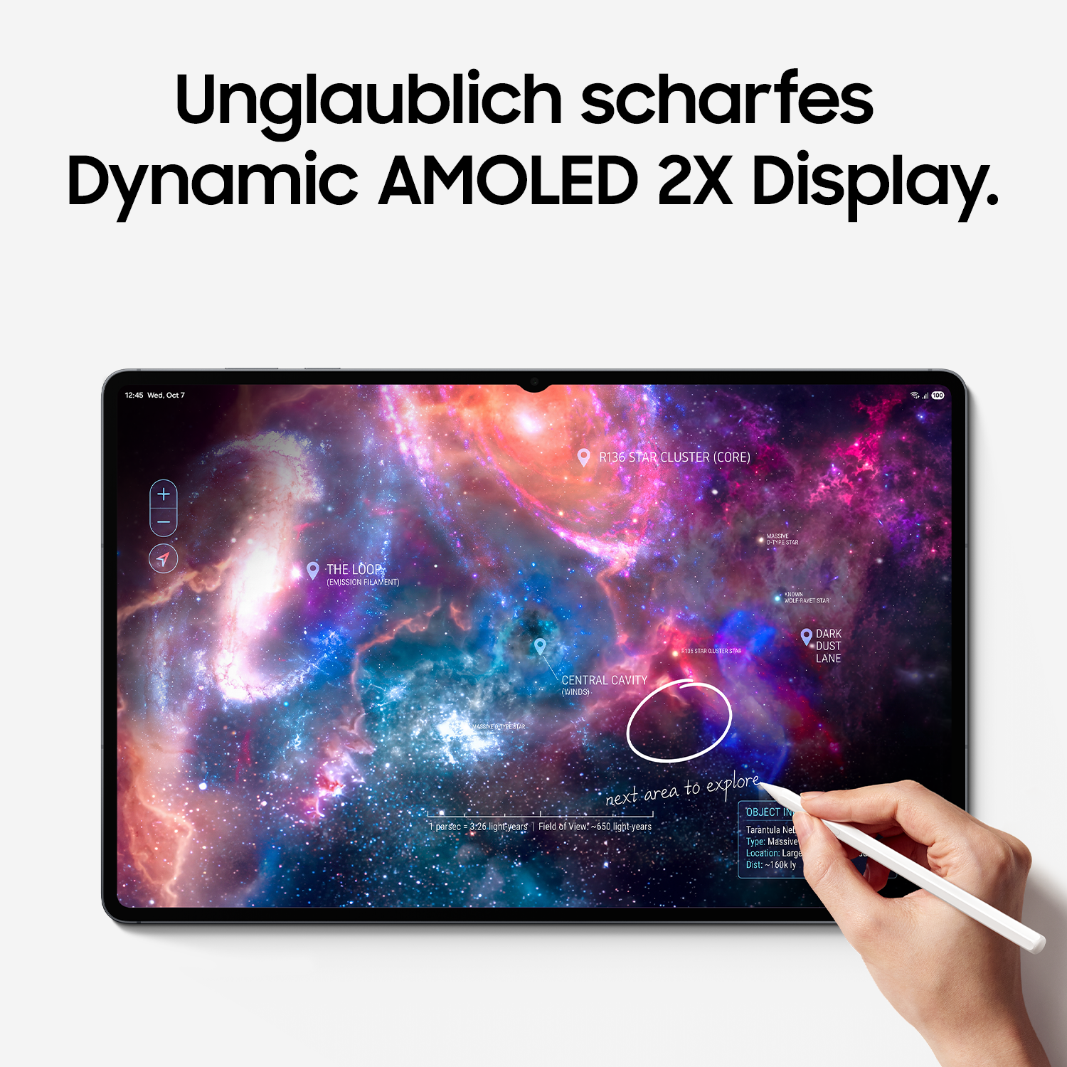 Ein Tablet zeigt einen farbenfrohen Weltraumnebel, während eine Hand mit einem Stift darauf schreibt.