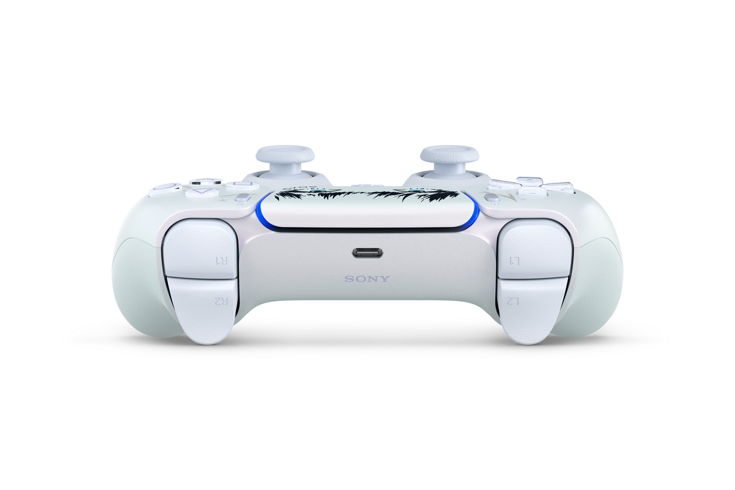 Un mando inalambrico Sony DualSense blanco con iluminacion azul y graficos sobre fondo blanco.