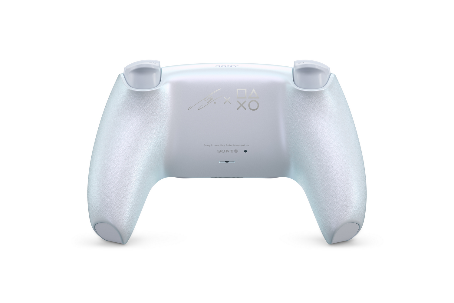 Vista trasera de un controlador PlayStation DualSense blanco con detalles plateados y símbolos de PlayStation.