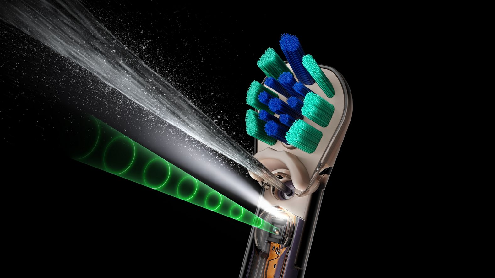 Coupe transversale d'une tête de brosse à dents électrique avec des poils bleus et verts, aspergée d'eau.