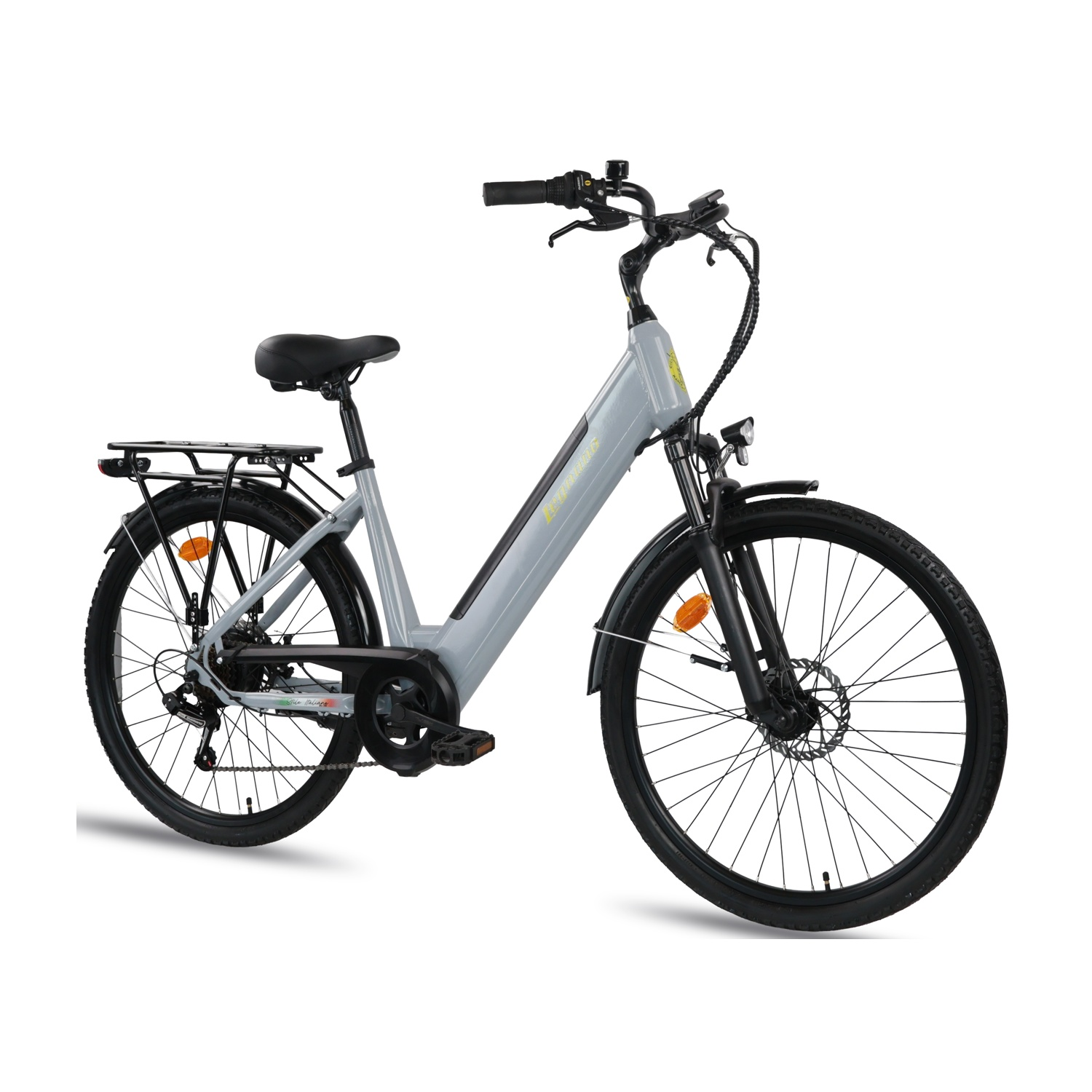 Una e-bike urbana grigia con telaio basso, portapacchi, parafanghi e faro anteriore su uno sfondo bianco.