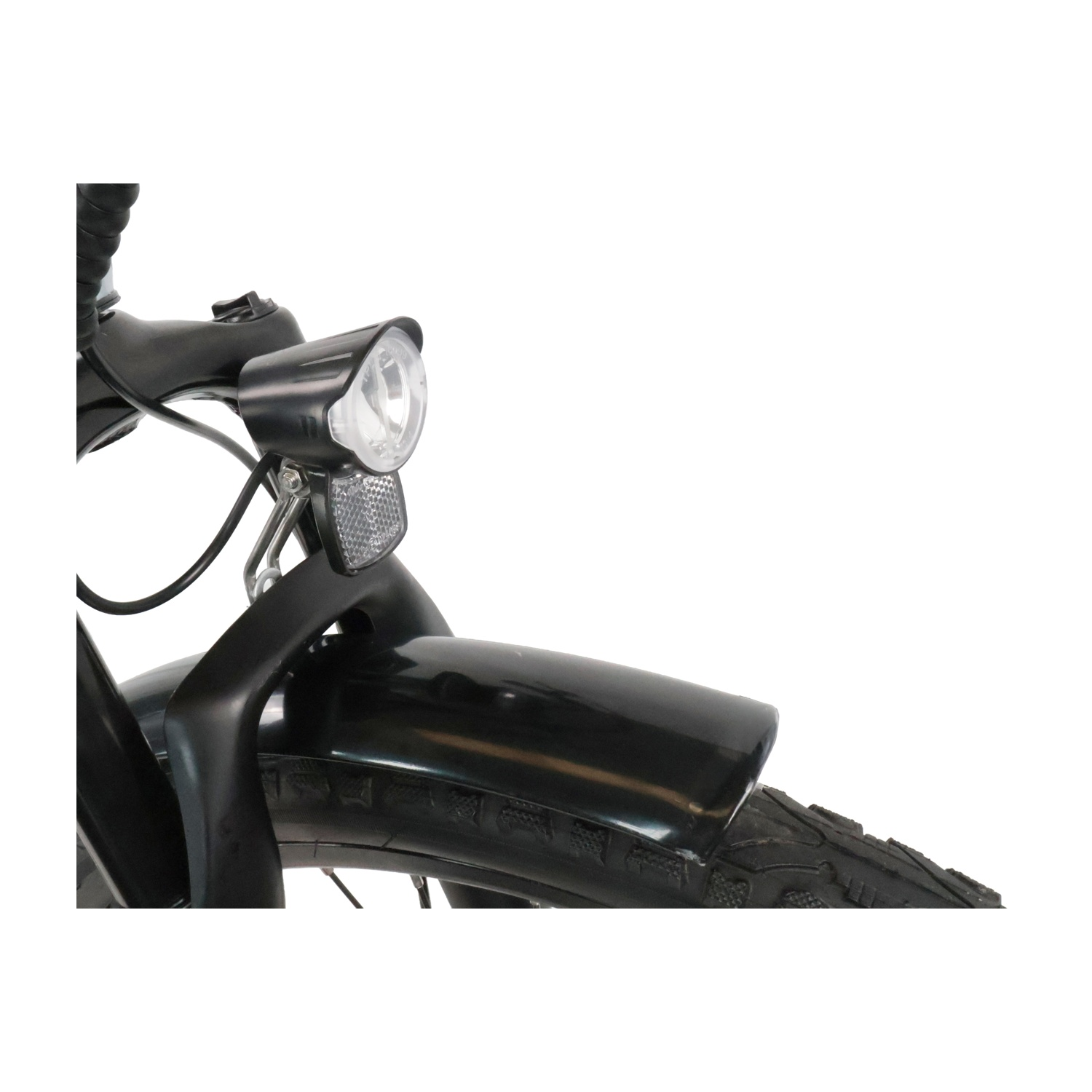 Primo piano della forcella anteriore della bicicletta nera con faro e parafango su sfondo bianco.