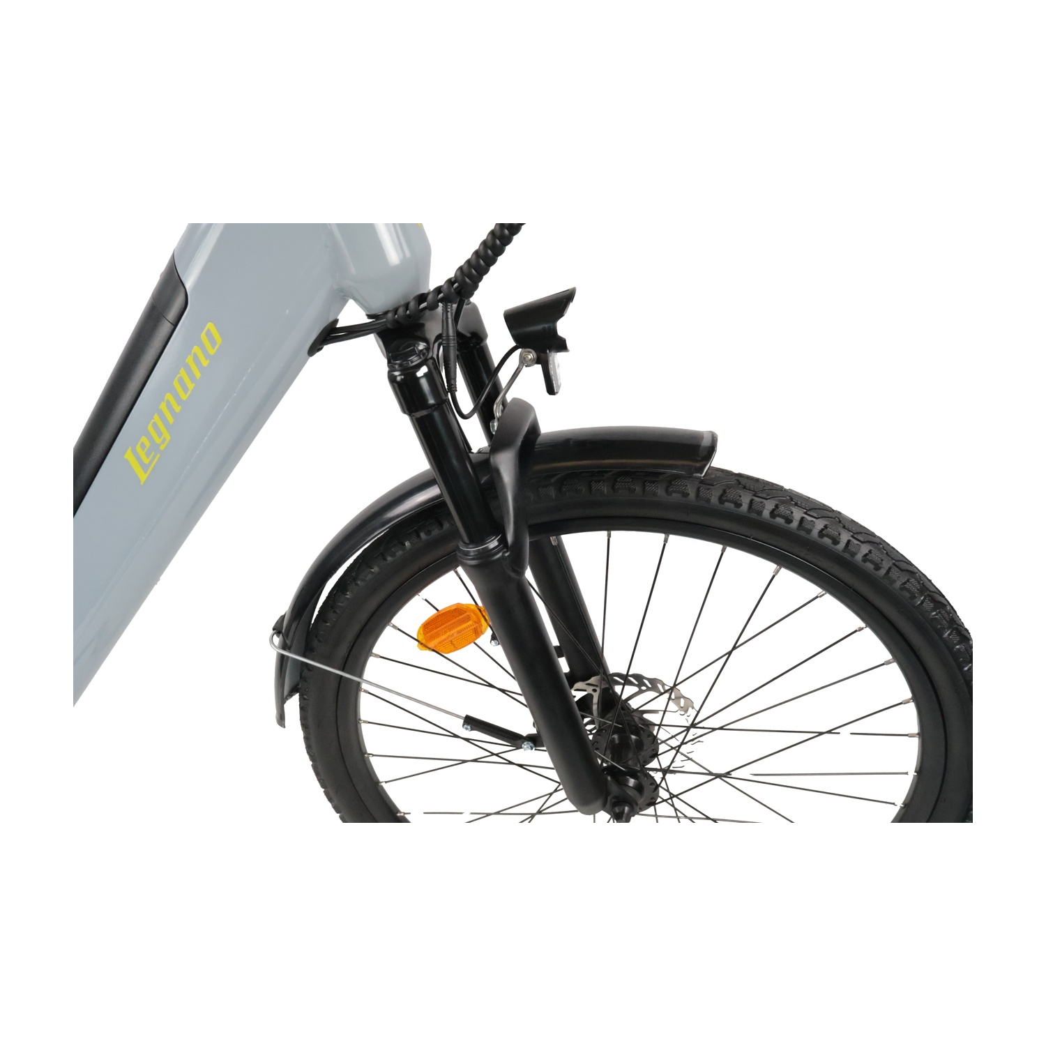 Primo piano di una e-bike grigia Legnano, che mostra la ruota anteriore, la forcella, il parafango e il logo giallo.