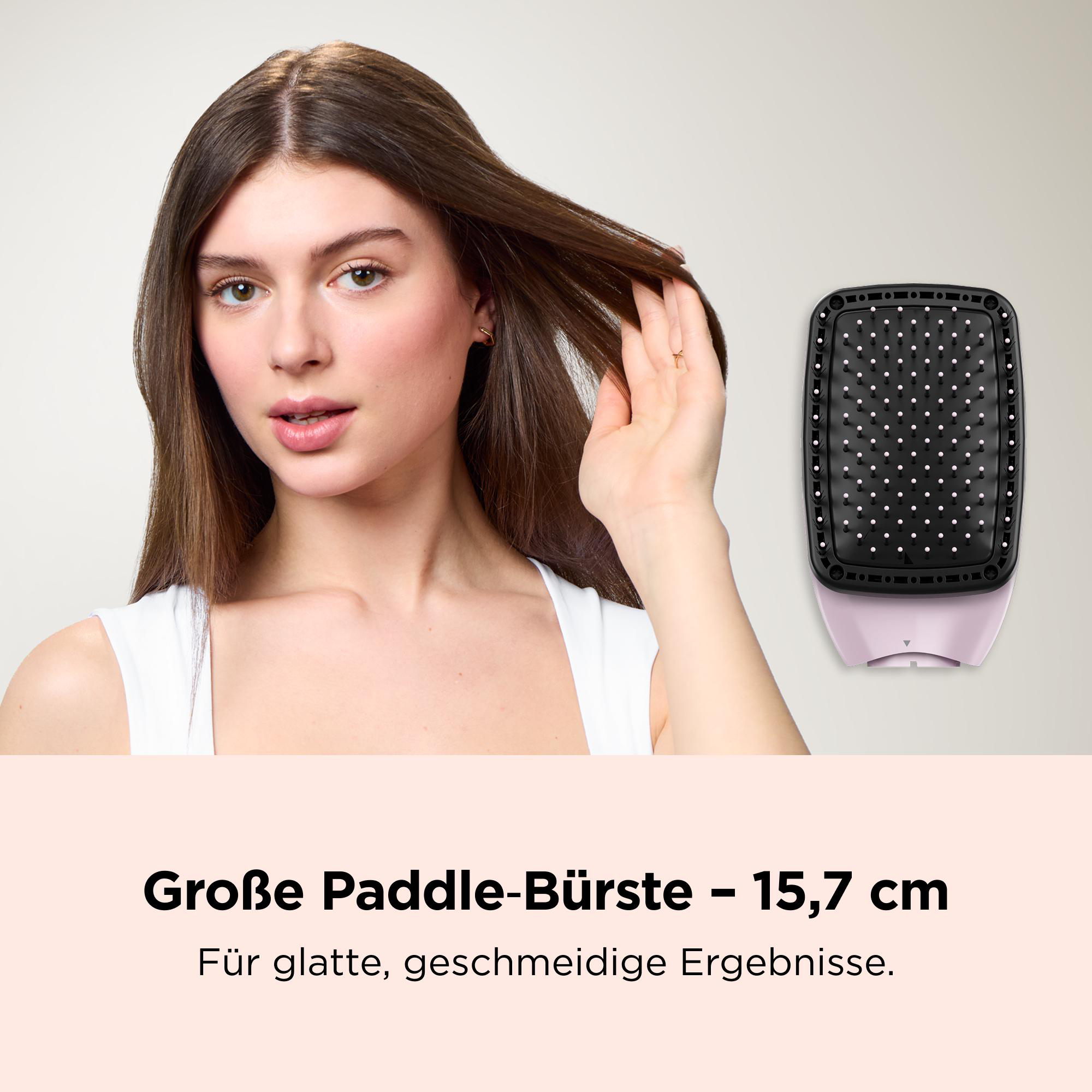 Eine Frau hält ihr Haar neben einer großen Paddle-Bürste. Unten Text auf rosafarbenem Grund.