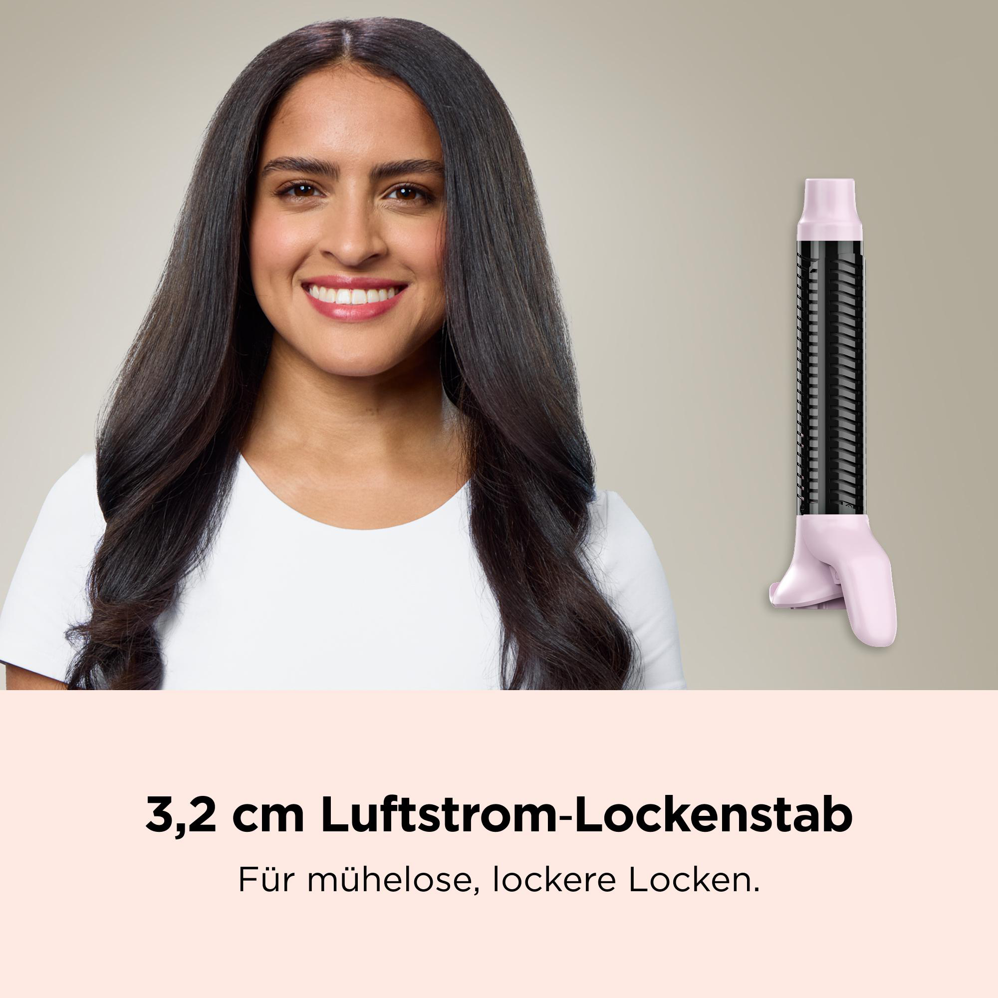 Glückliche Frau mit langem dunklem Haar und ein 3,2-cm-Luftstrom-Lockenstab auf hellem Grund.