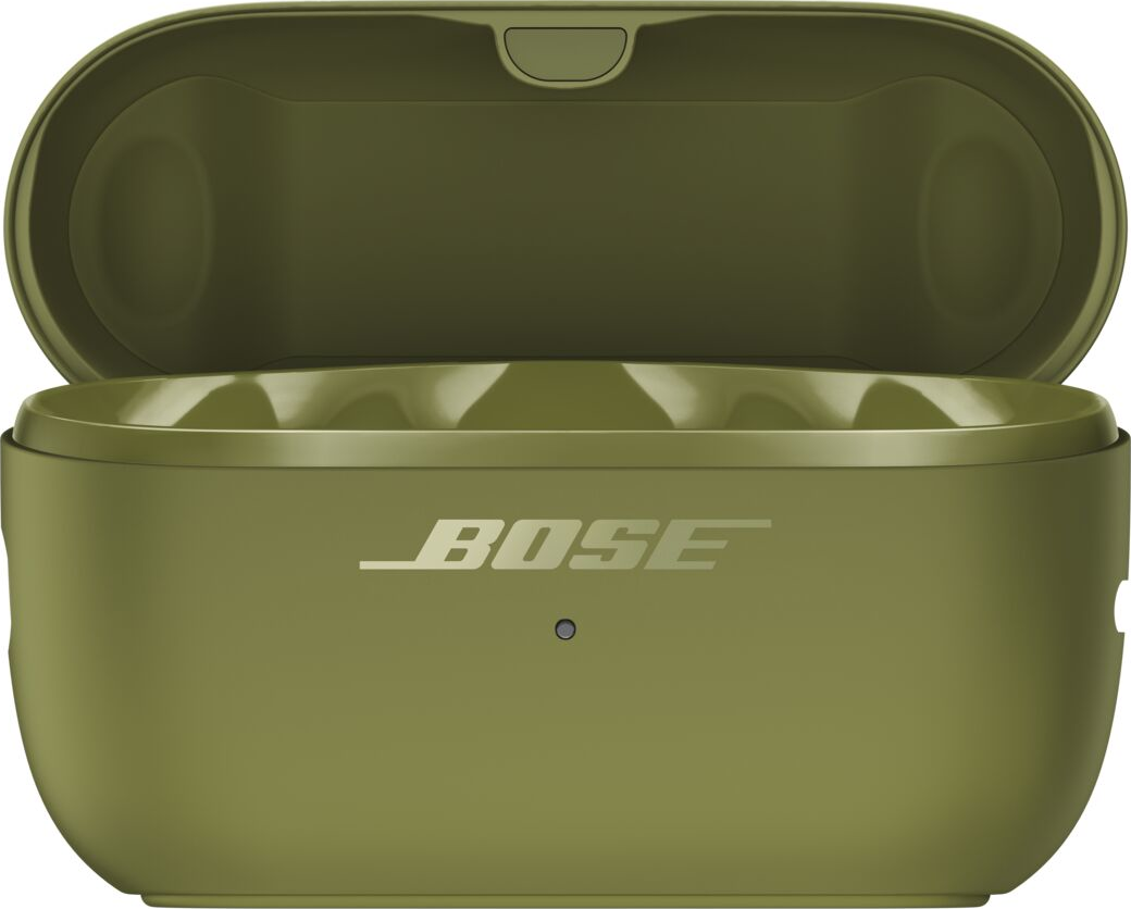 Geöffnetes grünes Bose Kopfhöreretui mit eingeprägtem Logo und LED-Anzeige.