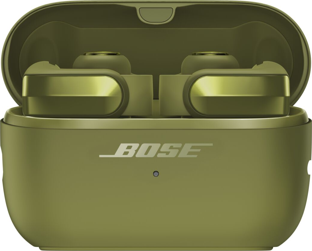 Olivgrüne Bose-In-Ear-Kopfhörer in ihrer Ladebox mit geöffnetem Deckel.