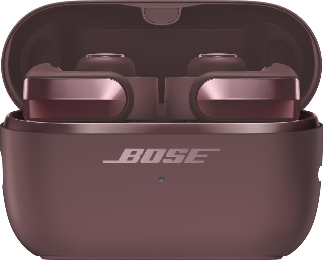Kabellose Bose-Ohrhörer in offenem pflaumenfarbenem Ladecase mit sichtbarem Logo.