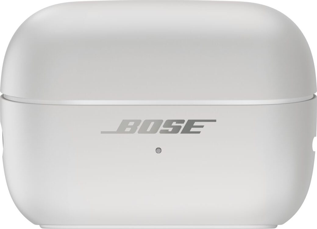 Ein weißes Bose-Ladeetui mit dem grauen Bose-Logo auf der Vorderseite und einer kleinen LED-Anzeige.