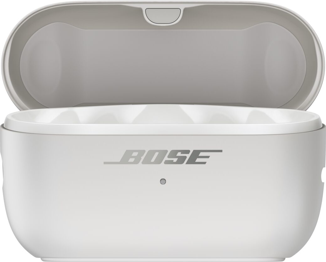 Offenes graues Bose-Ladeetui mit LED-Anzeige auf der Vorderseite vor neutralem Hintergrund.