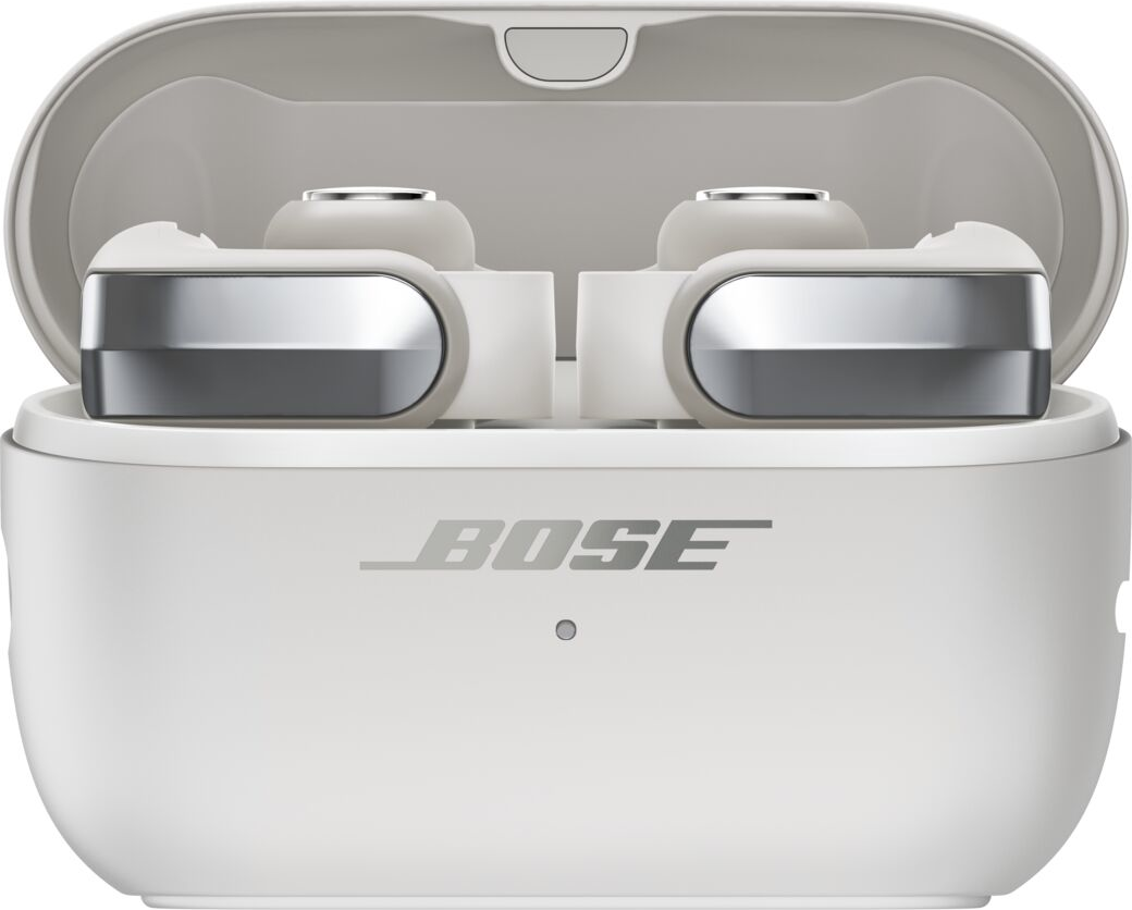 Beige Bose In-Ear-Kopfhörer mit silbernen Akzenten in geöffnetem Ladecase.