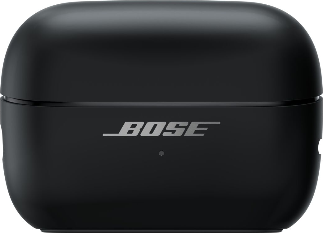 Ein schwarzes Bose Ladecase mit silbernem Logo und einer kleinen Status-LED auf der Vorderseite.