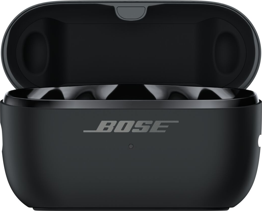 Ein offenes schwarzes Bose-Ladeetui auf hellem Hintergrund mit sichtbarem Logo.