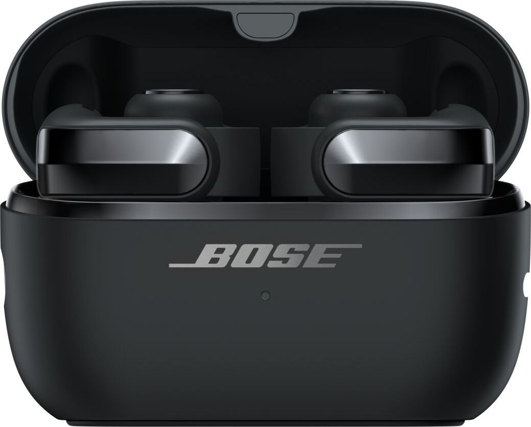 Schwarze Bose In-Ear-Kopfhörer in ihrer offenen Ladebox mit weißem Logo.