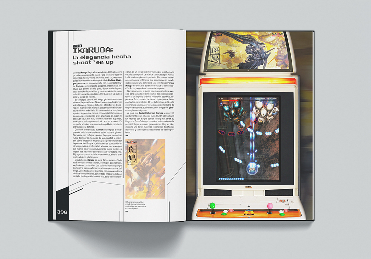 Un libro abierto muestra texto en español sobre el arcade Ikaruga a la izquierda y una foto de la máquina a la derecha.