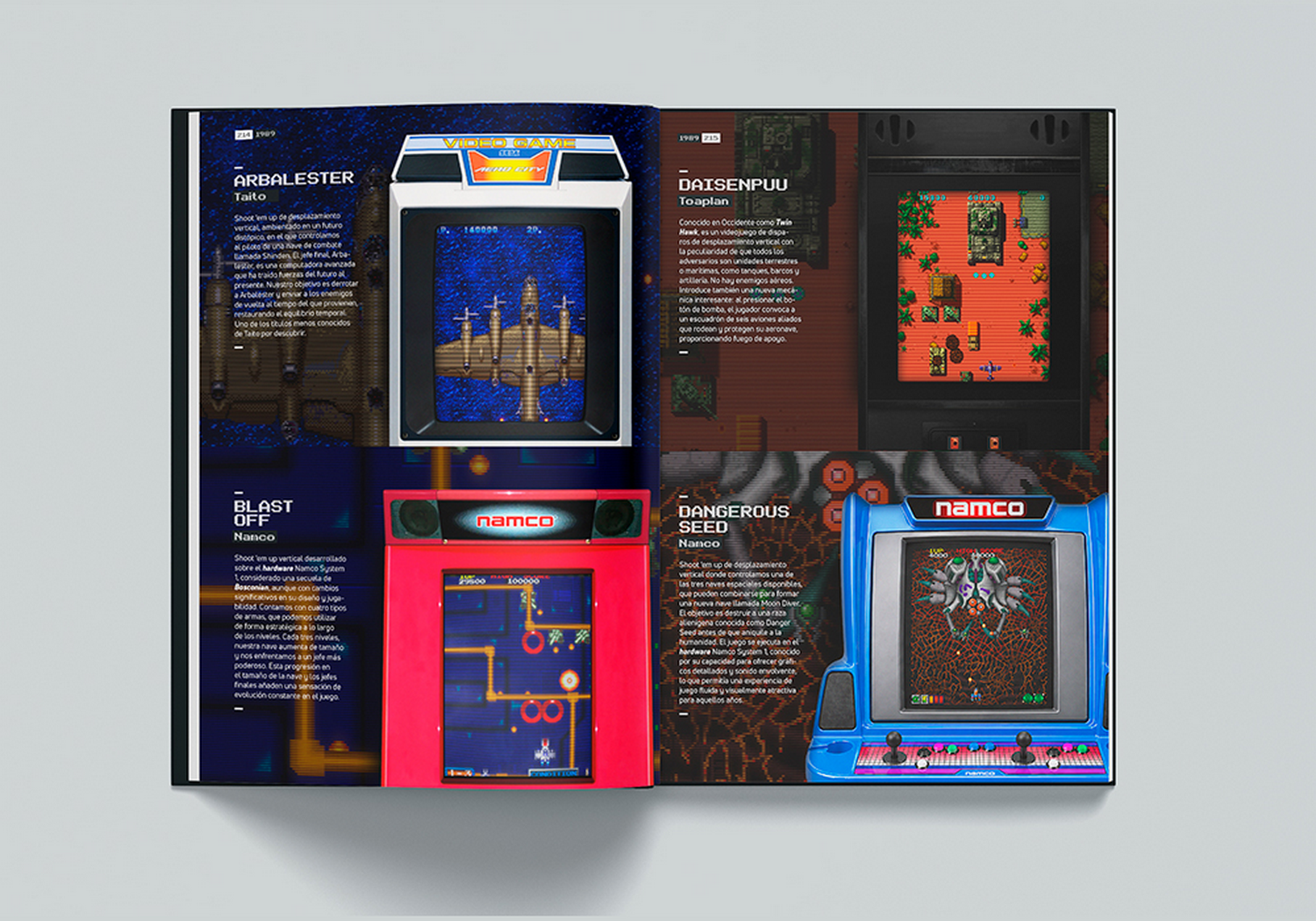 Un libro abierto muestra descripciones de juegos arcade con fotos de gabinetes y capturas pixeladas.