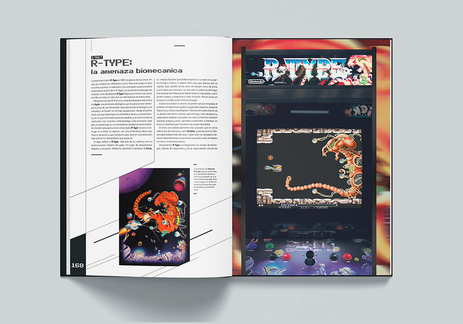 Libro abierto con texto e imágenes sobre el juego de arcade R-Type.