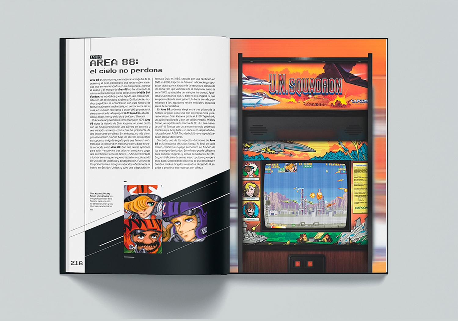 Doble página de un libro con texto y la imagen de una máquina recreativa U.N. Squadron.
