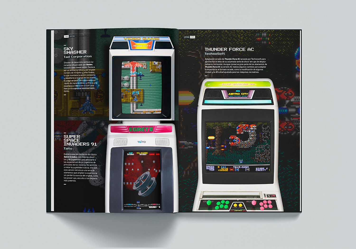 Libro abierto con juegos de arcade retro y fotos de máquinas.