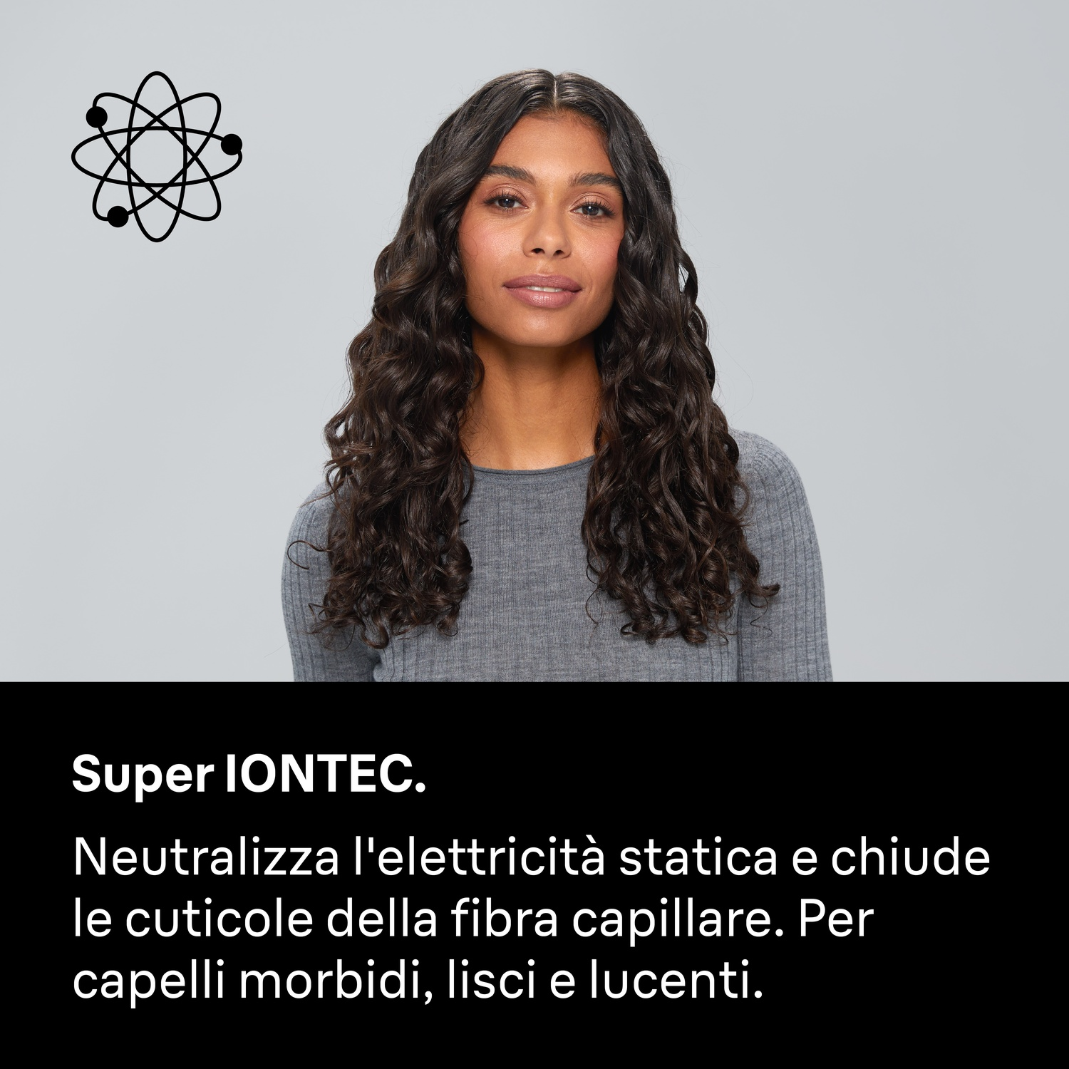 Una donna con capelli lunghi, scuri e ricci su sfondo grigio con testo sulla cura dei capelli Iontec.