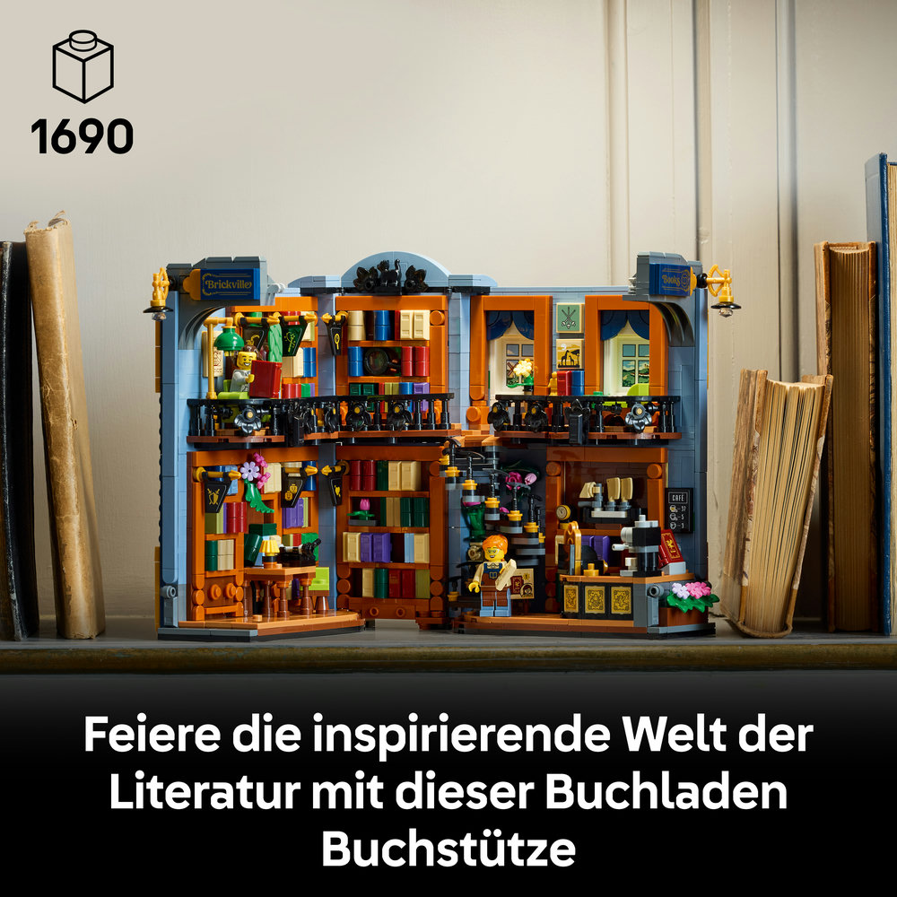 Ein Lego-Buchladen, der als Buchstütze zwischen echten Büchern platziert ist.