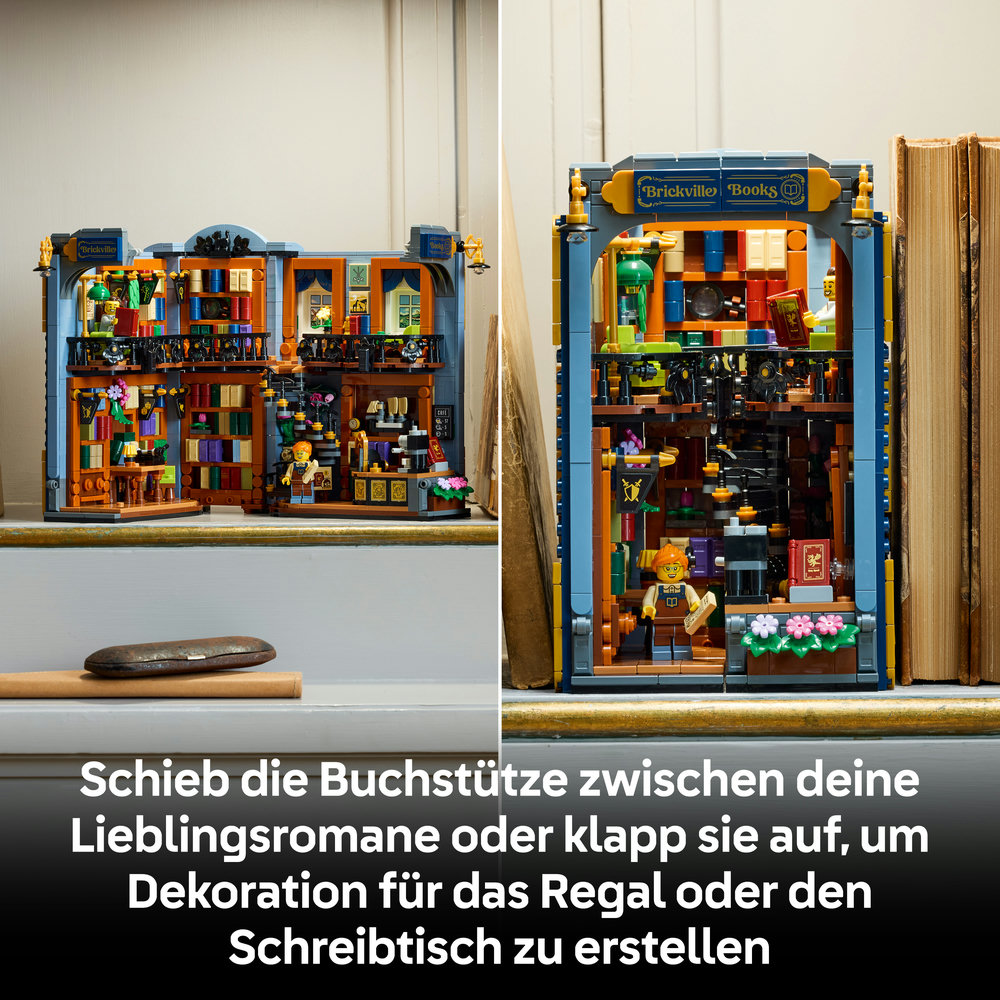 Zwei Ansichten eines Lego-Buchendes, das aufgeklappt oder geschlossen zwischen echten Büchern stehen kann.