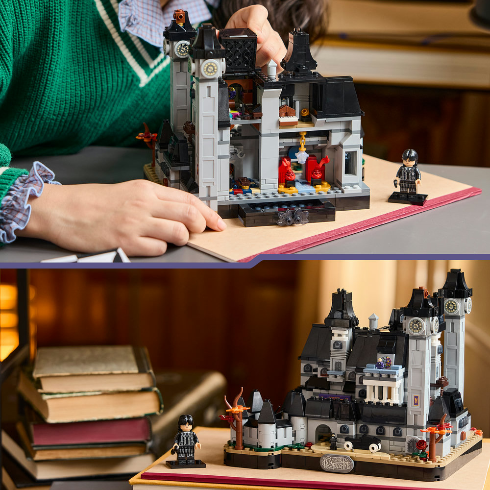 Eine Person baut ein detailliertes Lego-Schloss mit einer kleinen Figur daneben.