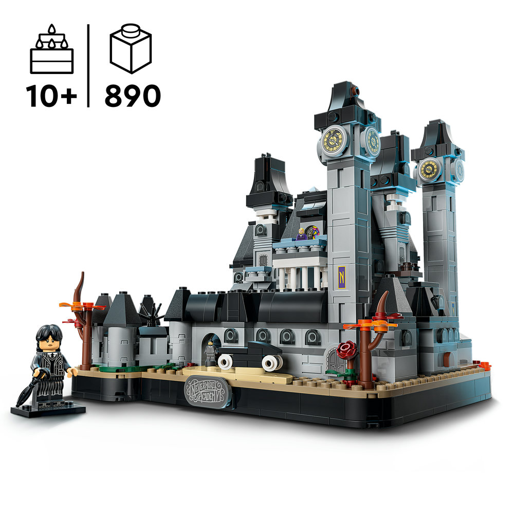 Ein detailliertes LEGO-Modell der Nevermore Academy mit grauen Türmen, schwarzen Dächern und einer Minifigur.