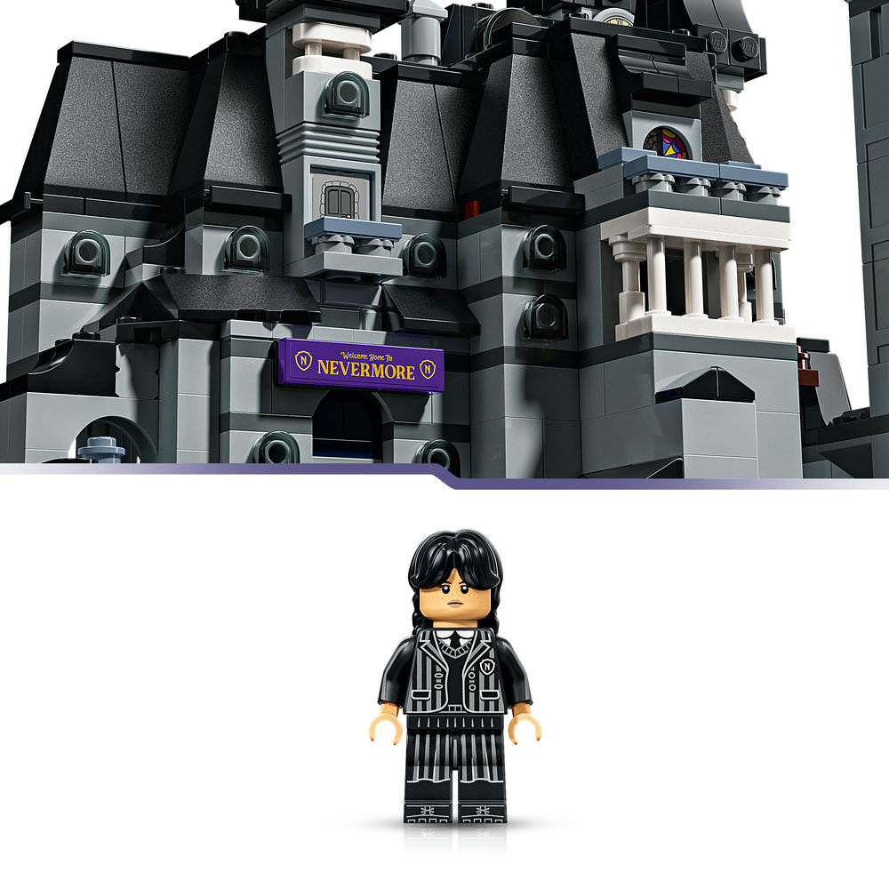 Lego Nevermore Akademie und eine Wednesday Addams Minifigur.