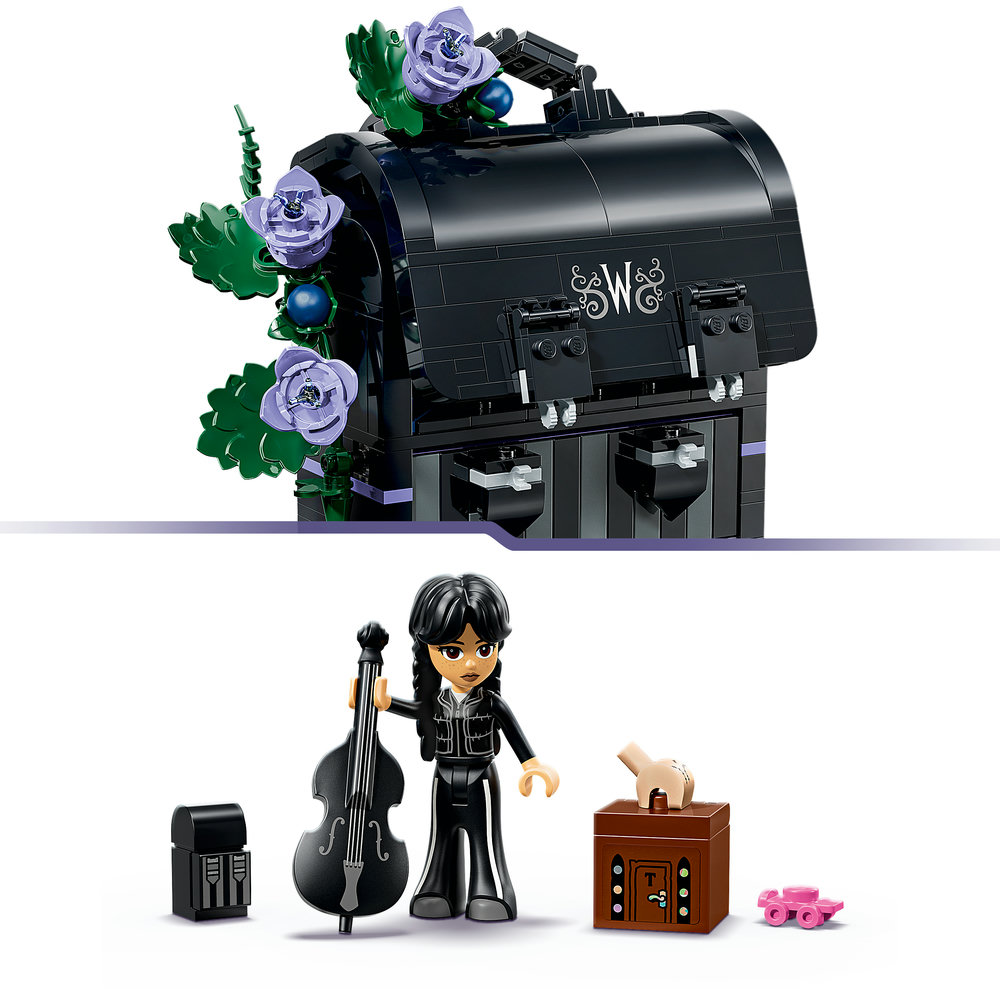 Lego-Set mit einer schwarzen Truhe mit lila Blumen und einer kleinen Figur mit Cello.
