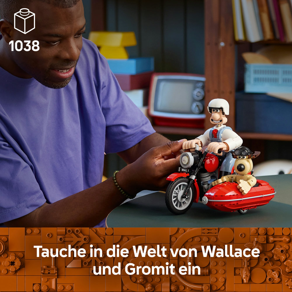 Ein Mann baut ein Lego-Modell von Wallace und Gromit auf einem Motorrad mit Beiwagen.
