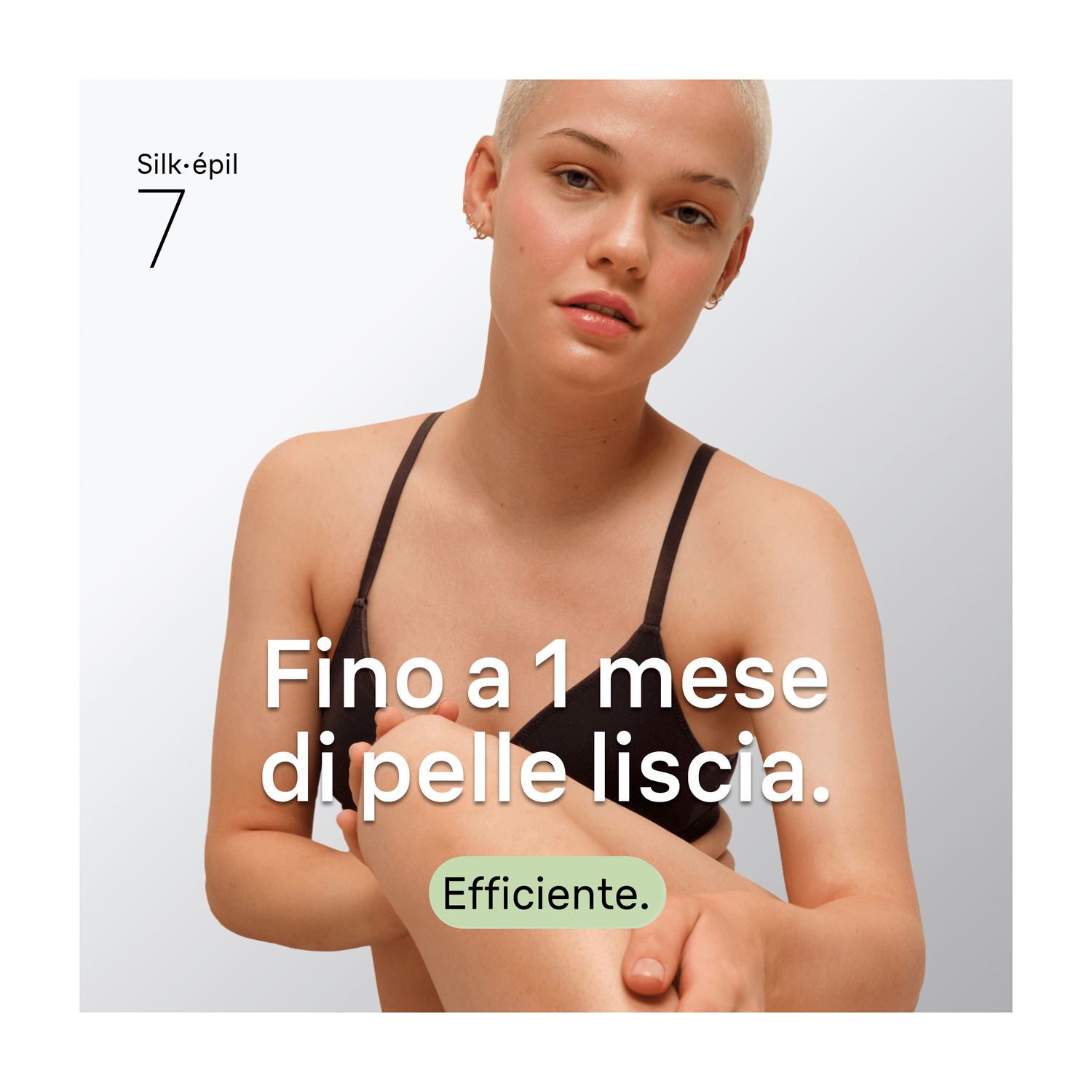 Donna con capelli corti tiene la gamba, testo promuove pelle liscia.