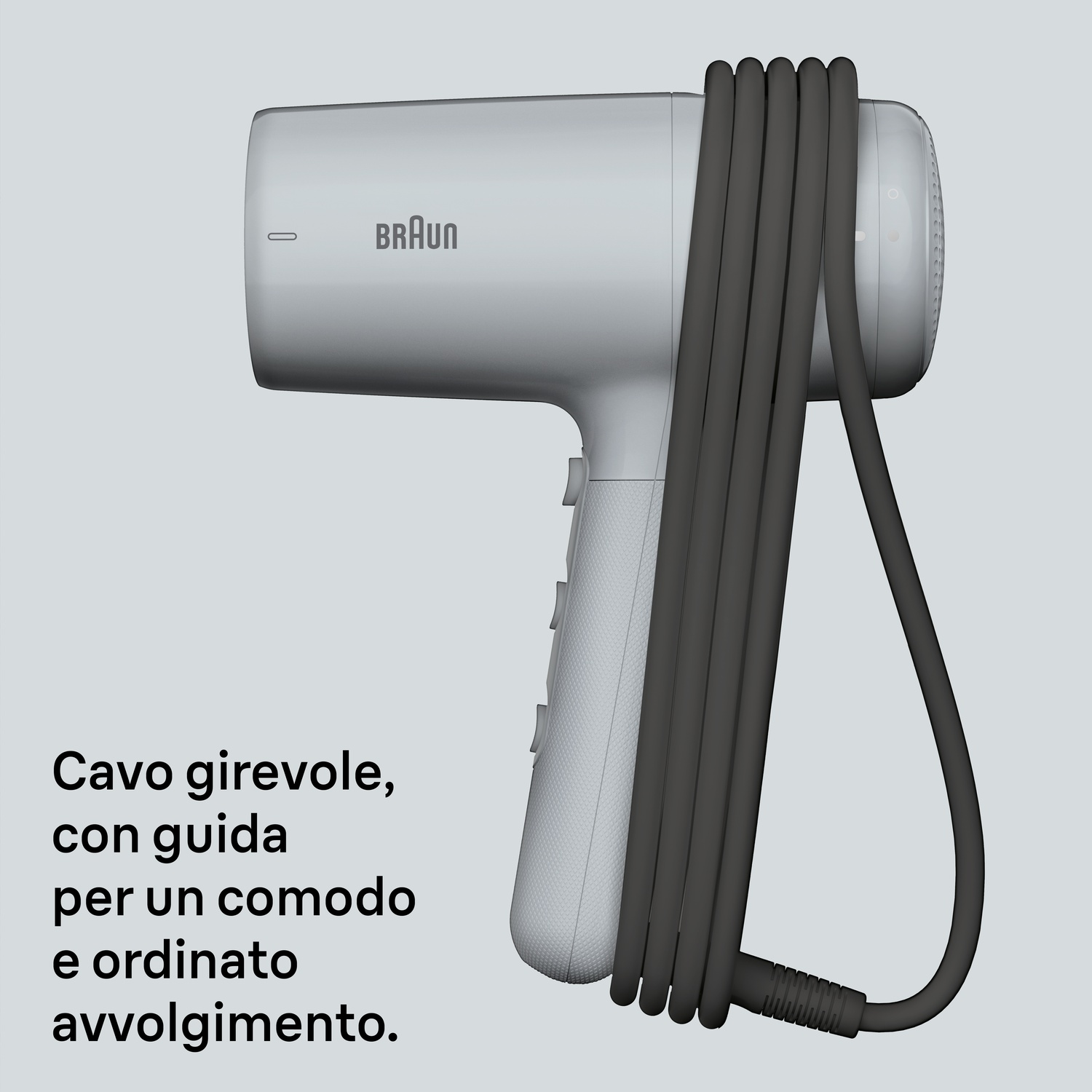 Un asciugacapelli Braun grigio con cavo nero avvolto ordinatamente intorno al corpo, su sfondo grigio chiaro.
