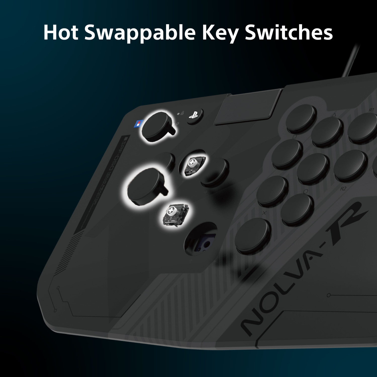 Ein schwarzer Arcade-Controller mit hei# auswechselbaren Tasten auf blauem Hintergrund.
