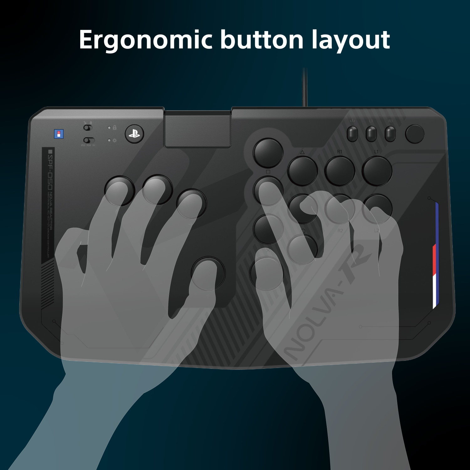 Transparente Hände auf einem schwarzen Arcade-Controller mit ergonomischem Tastenlayout.