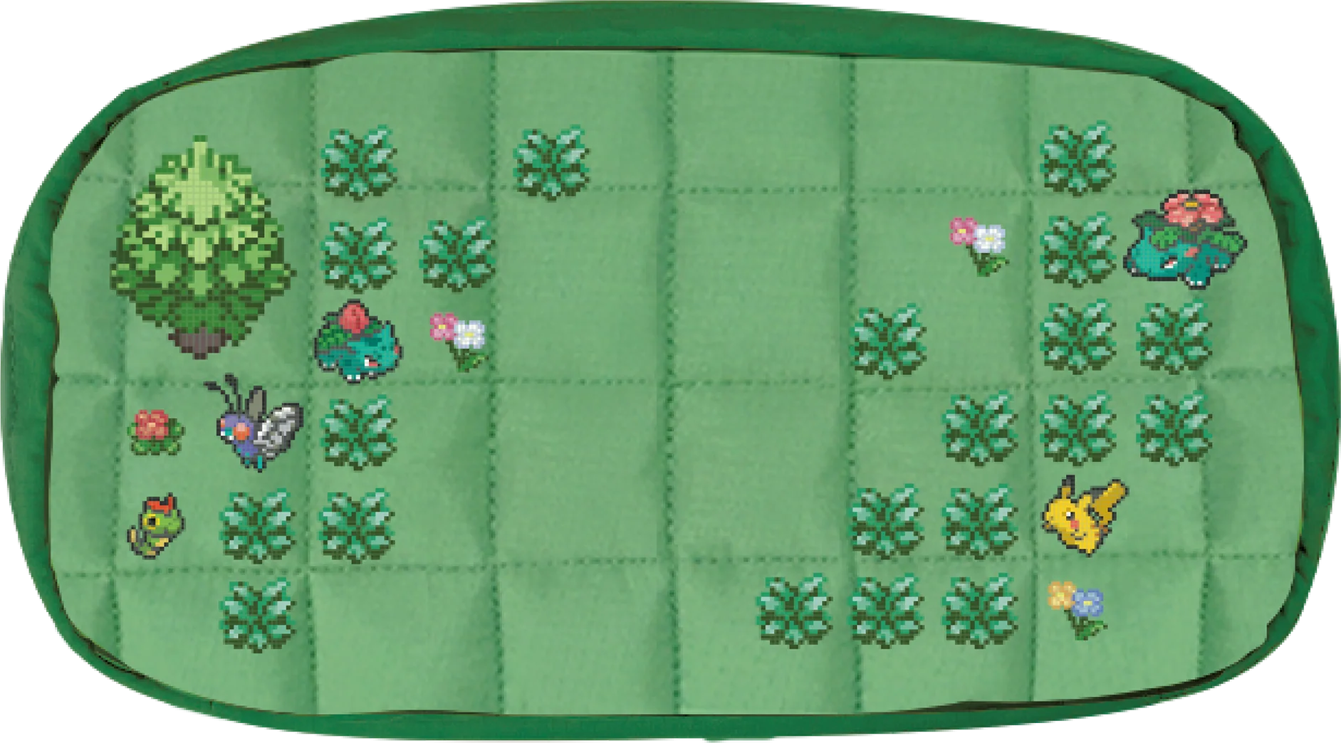 Un tappetino verde in stile pixel mostra Pokémon come Bulbasaur e Pikachu tra alberi e cespugli.