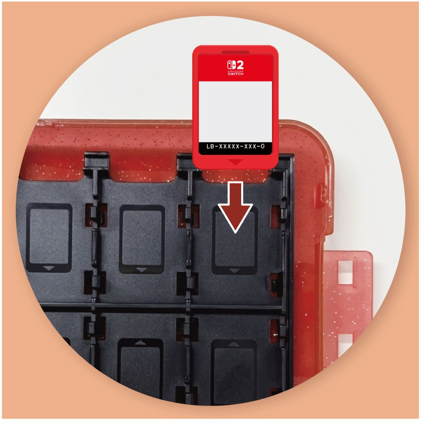 Ein rotes Nintendo Switch 2 Spielmodul wird in einen schwarzen Aufbewahrungskoffer gesteckt.