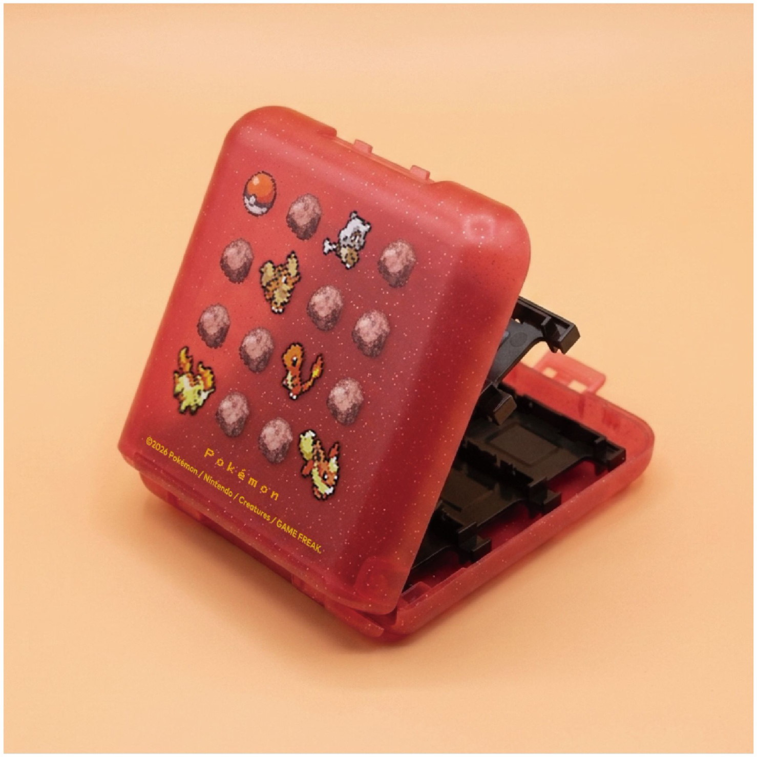 Eine rote, halb geöffnete Pokémon-Spielekassette auf beigem Hintergrund.
