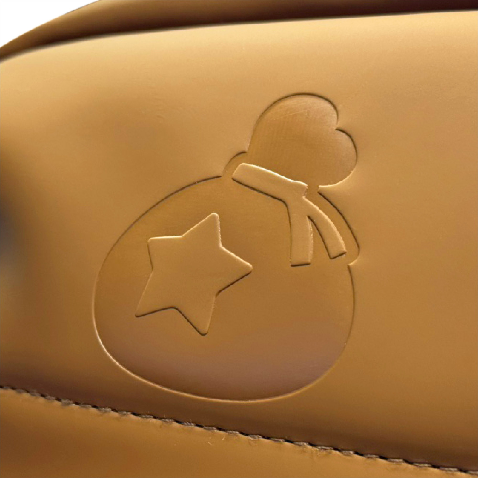 Un articolo in pelle marrone con una borsa in rilievo con stella e nastro.