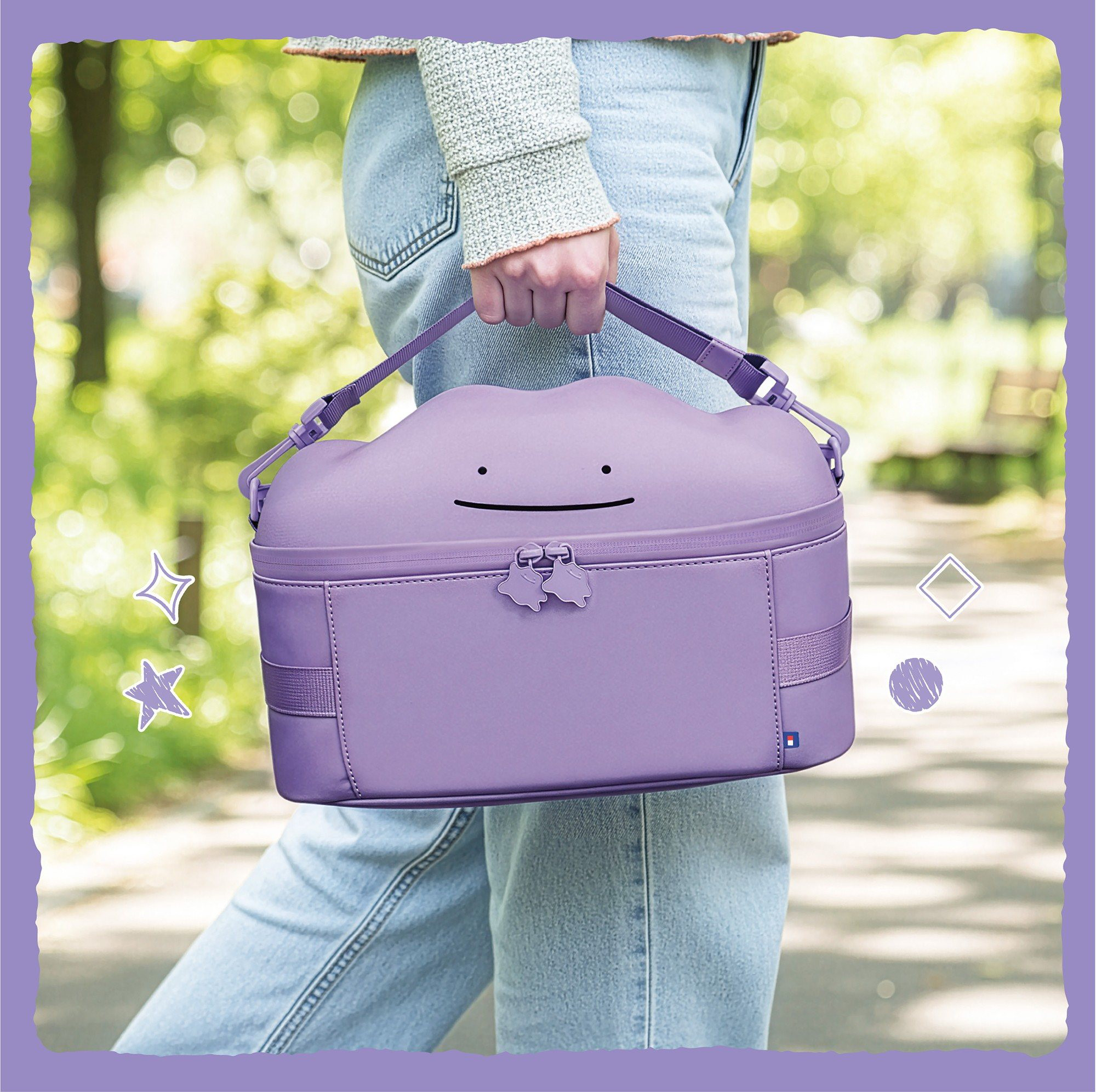 Persona in jeans tiene una borsa viola con tratti del viso in un parco.