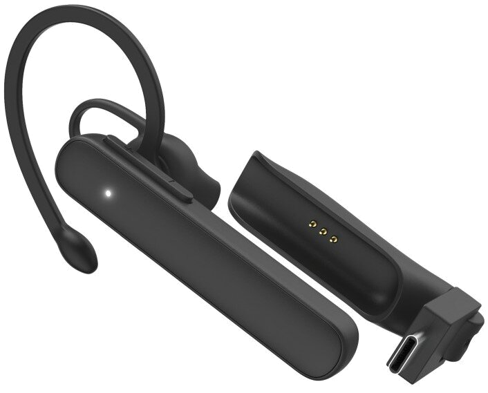Czarny zestaw słuchawkowy Bluetooth z zaczepem na ucho i osobnym adapterem ładującym USB-C na czarnym tle.