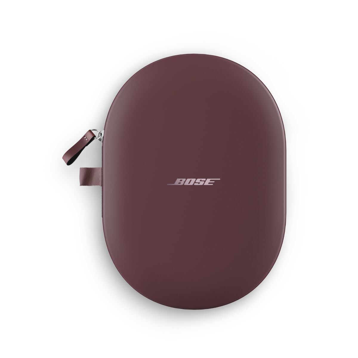 Ein geschlossenes, dunkelrotes Bose-Kopfhörer-Etui auf weißem Hintergrund mit Reißverschlusslasche.