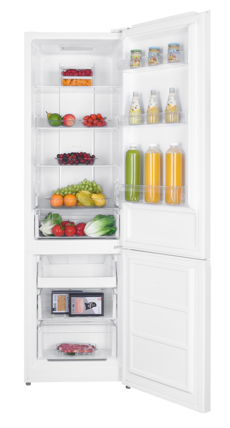 Frigorífico blanco abierto lleno de fruta fresca, verduras, bebidas y alimentos en sus estantes.