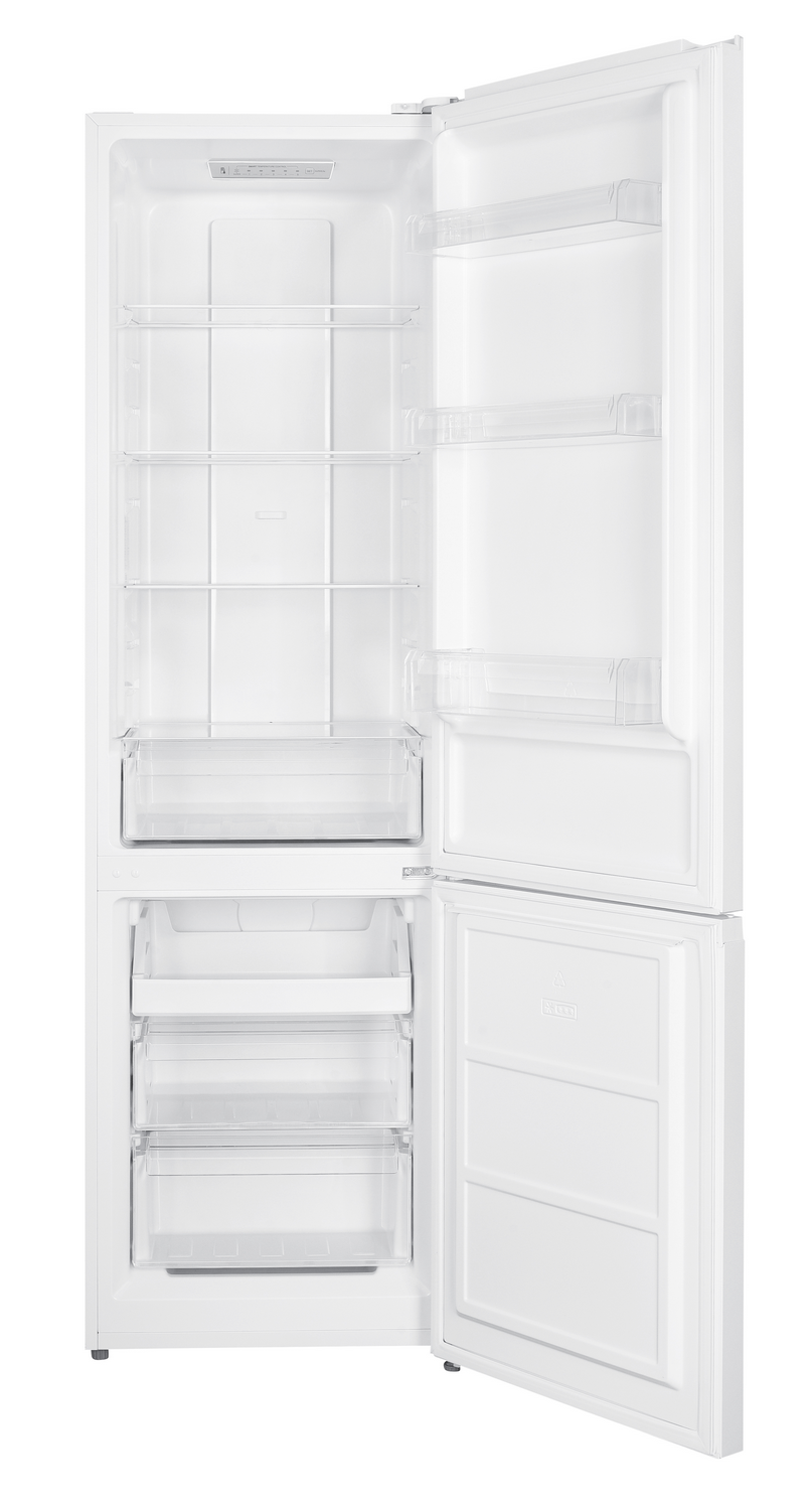 Un refrigerador blanco y abierto con estantes de vidrio y cajones vacíos en el interior.