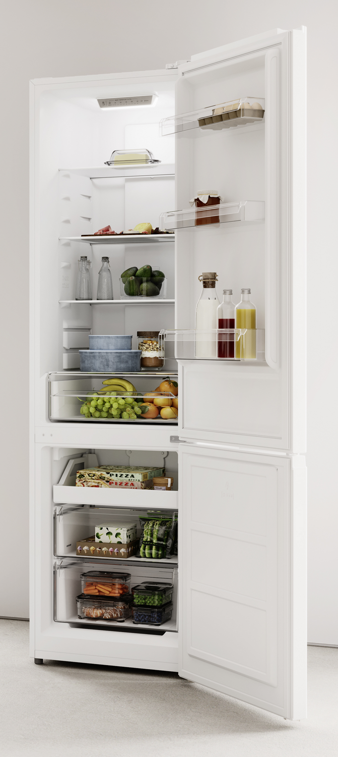 Un refrigerador blanco abierto con alimentos en estantes y cajones.