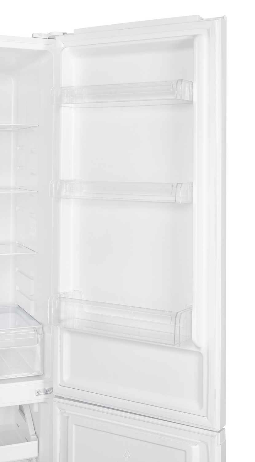 Frigorífico blanco abierto con estantes de cristal vacíos en la puerta y el interior.