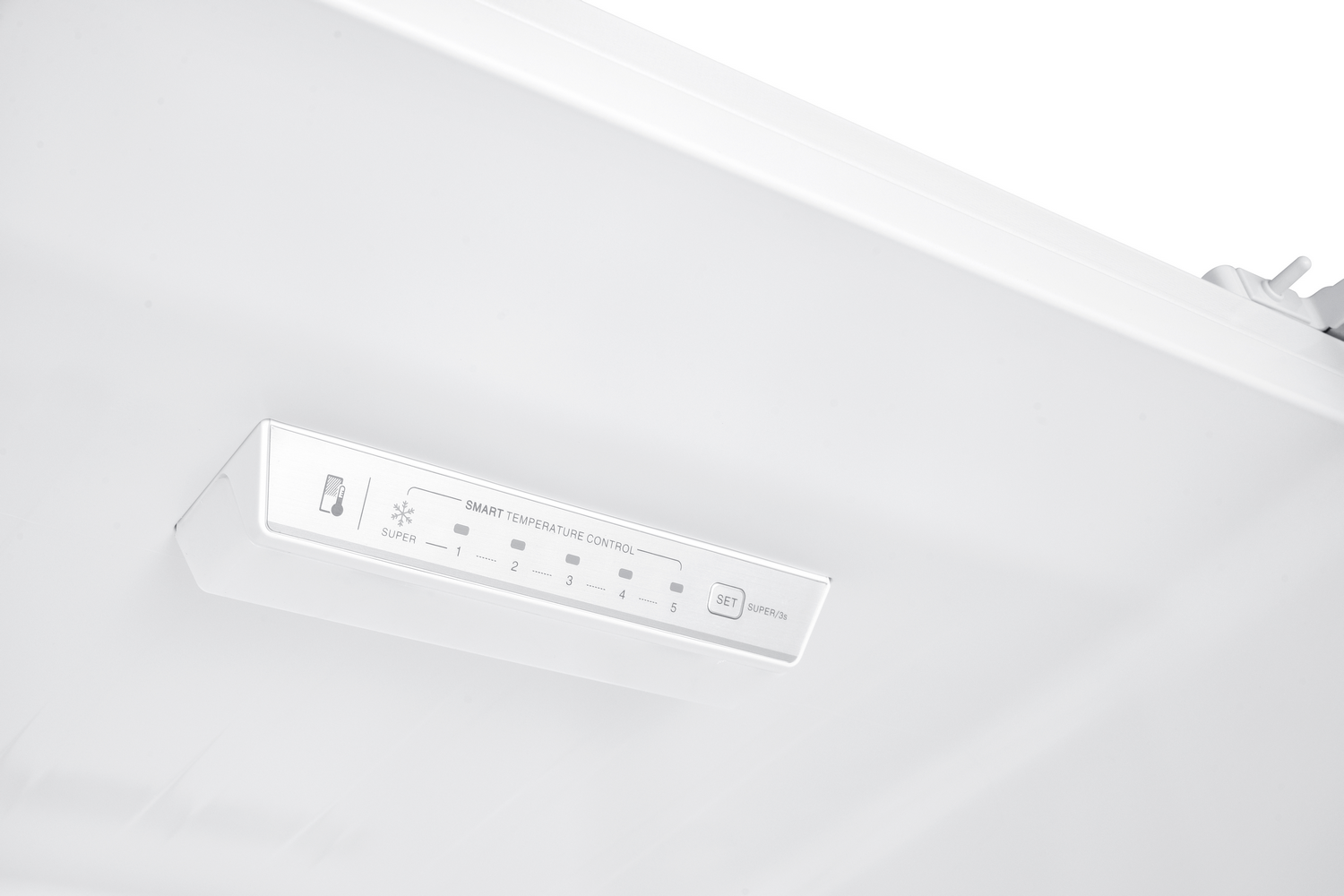 Panel de control de temperatura inteligente blanco dentro de un congelador.