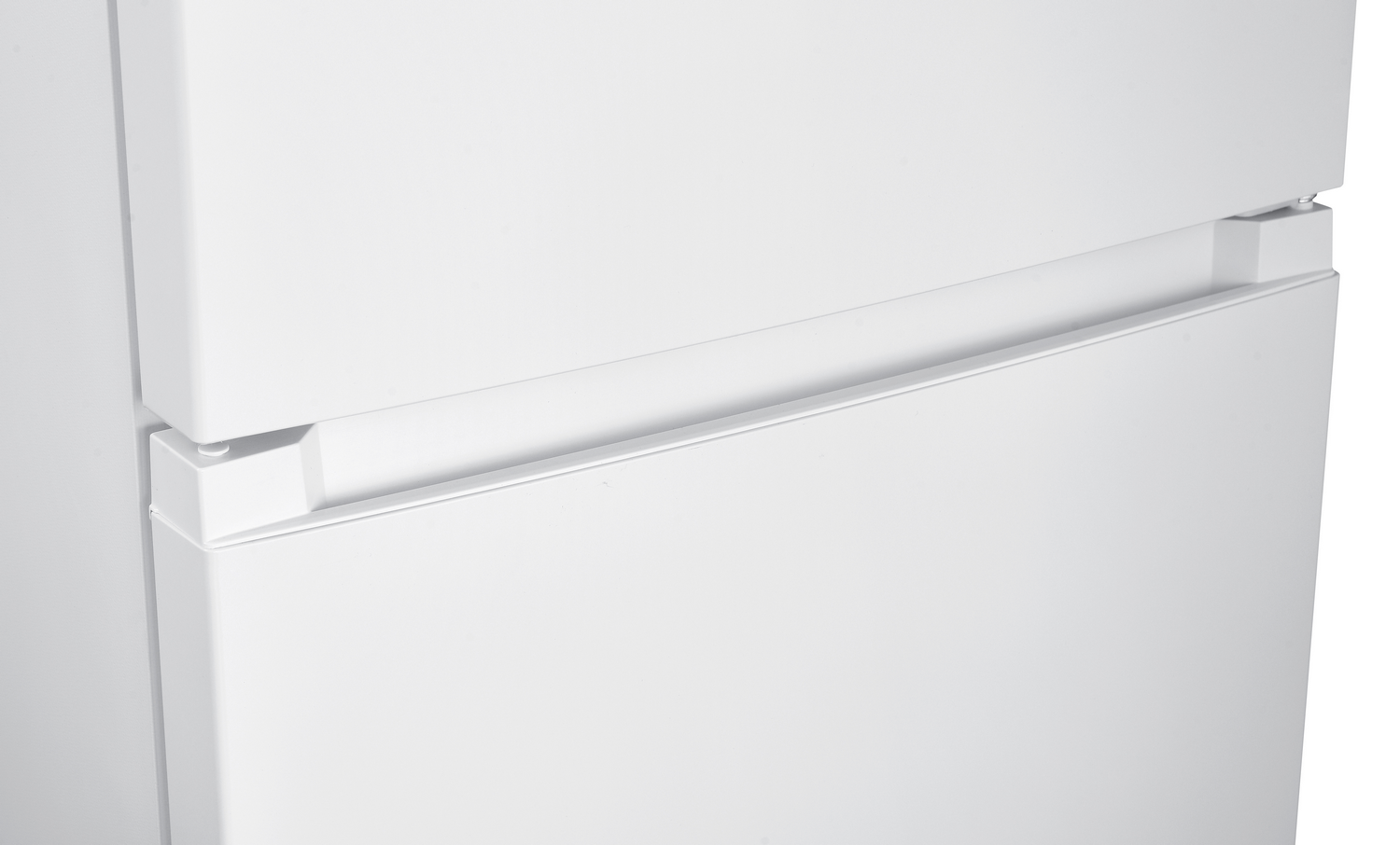 Primer plano de la puerta de un refrigerador blanco con tirador integrado.